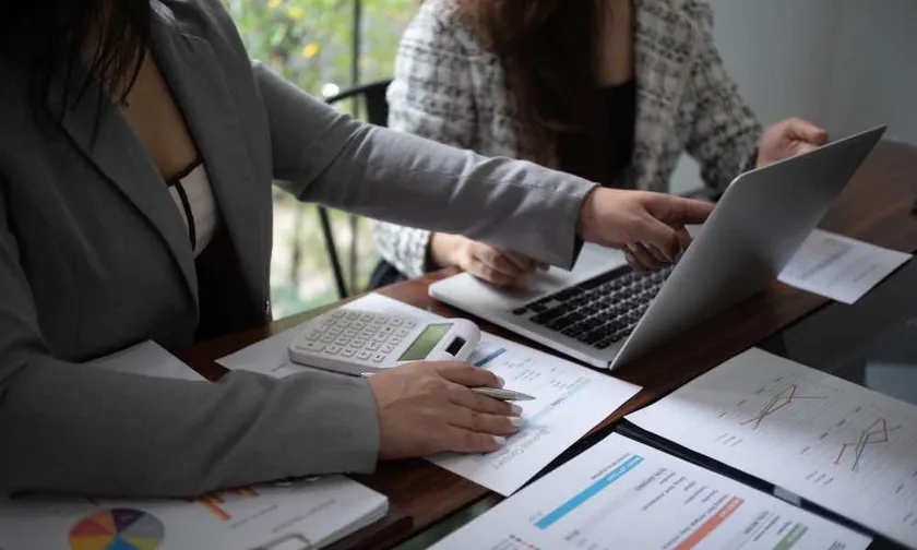 Realny koszt pracownika działu marketingu i IT: Kompleksowa Metodologia Kalkulacji